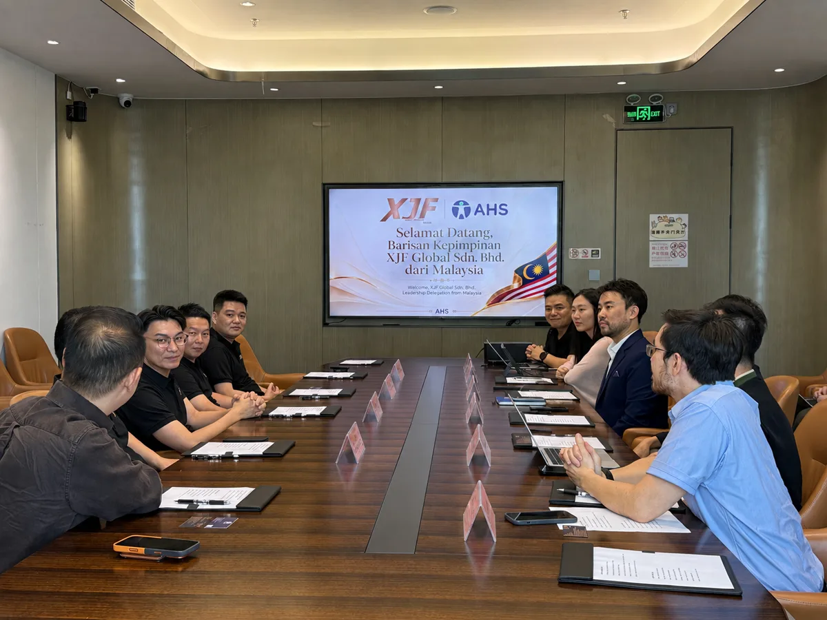 马来西亚新建发集团与爱化身科技代表在会议室展开交流